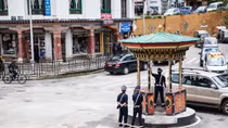 Bhutan Cảnh sát kiểm tra tất cả phương tiện qua chốt