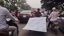 Hãi hùng những chiếc xe mang... “giáo” diễu phố