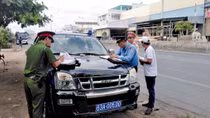 Phát hiện 2 lái xe trên QL1A nghi sử dụng giấy phép giả