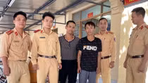 Hai thanh niên dùng thuyền nan đi chơi sông suýt bị đuối nước