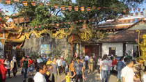 Du khách bình an dâng hương chùa Châu Thới