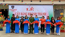 Lực lượng CSCĐ tặng món quà ý nghĩa cho cô và trò vùng sâu