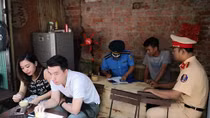Tuyên truyền an toàn giao thông tại "cafe đường tàu"
