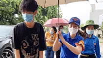 Thí sinh ngủ quên được Công an và cô giáo đón đi thi