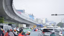 Cầu vượt không phát huy tác dụng, đường vẫn ùn tắc