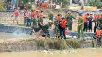 Công an, bộ đội dầm mình trong lũ trục vớt tàu cho dân