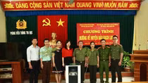 Cục Khoa học, Chiến lược và Lịch sử Công an tặng quà huyện đảo Bạch Long Vĩ 