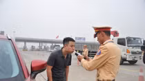 Kiểm tra nồng độ cồn tất cả tài xế vào cao tốc