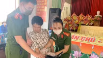  Xúc động bức thư của nữ Đại úy Công an viết cho con trong chiến dịch cấp CCCD