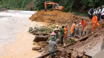 Công an tỉnh Quảng Ninh giúp dân khắc phục hậu quả mưa lũ