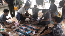 Bất chấp quy định chống dịch, tụ tập đánh phỏm tại quán cà phê