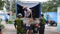  Học viên cai nghiện trốn trại leo lên cột đèn cao áp cười nói điên dại