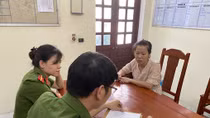 Vừa ra tù lại dụ dỗ các bé gái để chiếm đoạt vòng bạc, hoa tai
