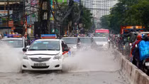 Người Hà Nội bì bõm sau cơn mưa lớn