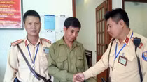 Buồn chuyện con cái, người phụ nữ thuê xe ôm chở lên cầu tự tử