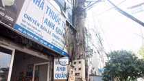 Cột điện bốc cháy dữ dội giữa trưa nắng