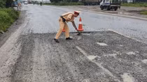CSGT vá đường giúp dân đi lại an toàn