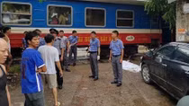 Tàu hỏa tông tử vong một phụ nữ đi bộ qua đường dân sinh 