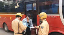 Xử phạt nhiều ô tô khách chạy tốc độ “rùa bò” đón khách