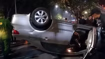 Ô tô Vios "chổng vó" trong đêm	