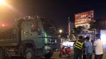 Xe máy va chạm với xe tải, một phụ nữ tử vong
