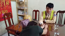 Cứu sống người phụ nữ cầm kéo dí vào cổ đòi nhảy cầu tự tử