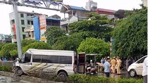 8 người nguy kịch khi xe 16 chỗ nát bét đầu “trèo” dải phân cách