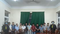 Tụ điểm đá gà giữa vườn me 