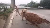 CSGT Hà Nội san lấp “ổ trâu, ổ gà” trên QL21, đảm bảo giao thông an toàn