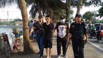 Gặp 141, gã đàn ông bỏ xe máy nhảy xuống hồ Tây trốn "suýt chết"