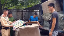 Xe tải chở nhiều thùng đồ chơi Trung Quốc không hoá đơn chứng từ