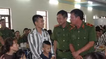 Ấm áp tình thân trong bữa cơm gia đình tại Trại giam Hoàng Tiến