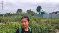 CSGT Hà Nội giúp cô gái Dao về nhà