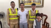 CSGT đưa bé gái 8 tuổi bị lạc về nhà 
