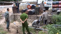 Cơ sở tải chế dầu nhớt thải trái phép "núp" trong vườn nhà