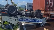 Xe đầu kéo container tông xe CSGT, 2 CBCS Công an bị thương