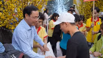Đưa 2.500 sinh viên có hoàn cảnh khó khăn về quê đón Tết