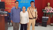 Cụ bà 85 tuổi “mang theo” 3 số tiết kiệm bị lạc