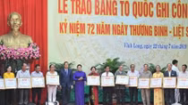 Chủ tịch Quốc hội trao Bằng Tổ quốc ghi công cho thân nhân, gia đình liệt sĩ