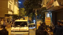 Chồng rút dao đâm chết vợ trong lúc ăn cơm vì con xin tiền 