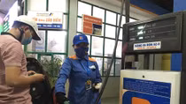 Chiều cuối năm, giá xăng tăng nhẹ