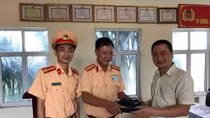 CSGT trao trả máy tính, hơn 5 triệu đồng cùng giấy tờ cho người đánh rơi