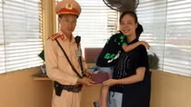 Chủ nhân vui mừng nhận lại chiếc ví “hợp mệnh” không một vết xước 