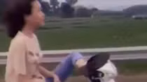 Xử phạt thiếu nữ xe máy bằng chân