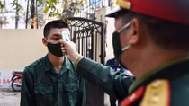 Tân binh Hà Nội được khám COVID-19 trước khi tòng quân