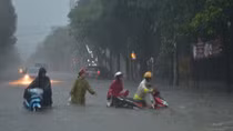 Công an Nghệ An huy động 100 % CBCS giúp dân vượt qua vùng lũ