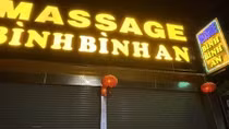 Quán massage cho nhân viên khỏa thân tắm chung để kích dục cho khách