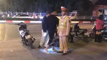 Cảnh sát 141 đưa cô gái có dấu hiệu trầm cảm đi lang thang trong đêm về nhà