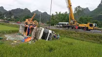 Xe tải chở bột sắn lao xuống ruộng, tài xế may mắn thoát chết