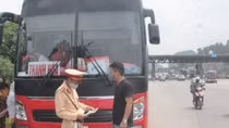 Phạt 51 triệu đồng và tước phù hiệu đối với nhà xe nhồi nhét khách